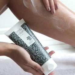 Australian Bodycare Body Lotion 200 Ml - Bodylotion Met Tea Tree Olie Verzorgt En Voorkomt Een Onzuivere En Droge Huid - Vermindert Vlekjes, Puistjes, Jeuk, Jeugdpuistjes, Lichaamsgeurtjes & Zweetvoeten - Geschikt Voor Vrouwen & Mannen -Lichaamsverzorging 1200x1200 249