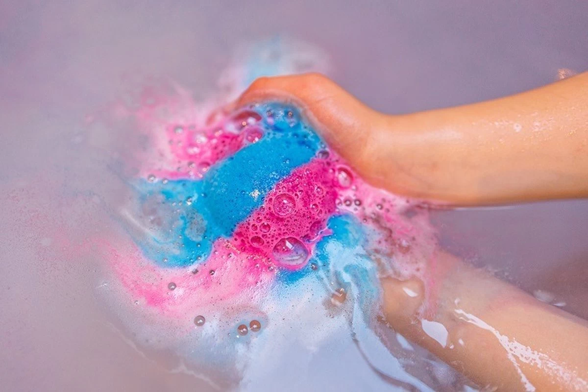 De Kunst Van Zeep - 4 Bruisballen Met Speelgoed In De Bruisbal - Vegan & Biologisch 3 De Kunst Van Zeep - 4 Bruisballen Met Speelgoed In De Bruisbal - Vegan & Biologisch - Afbeelding 3