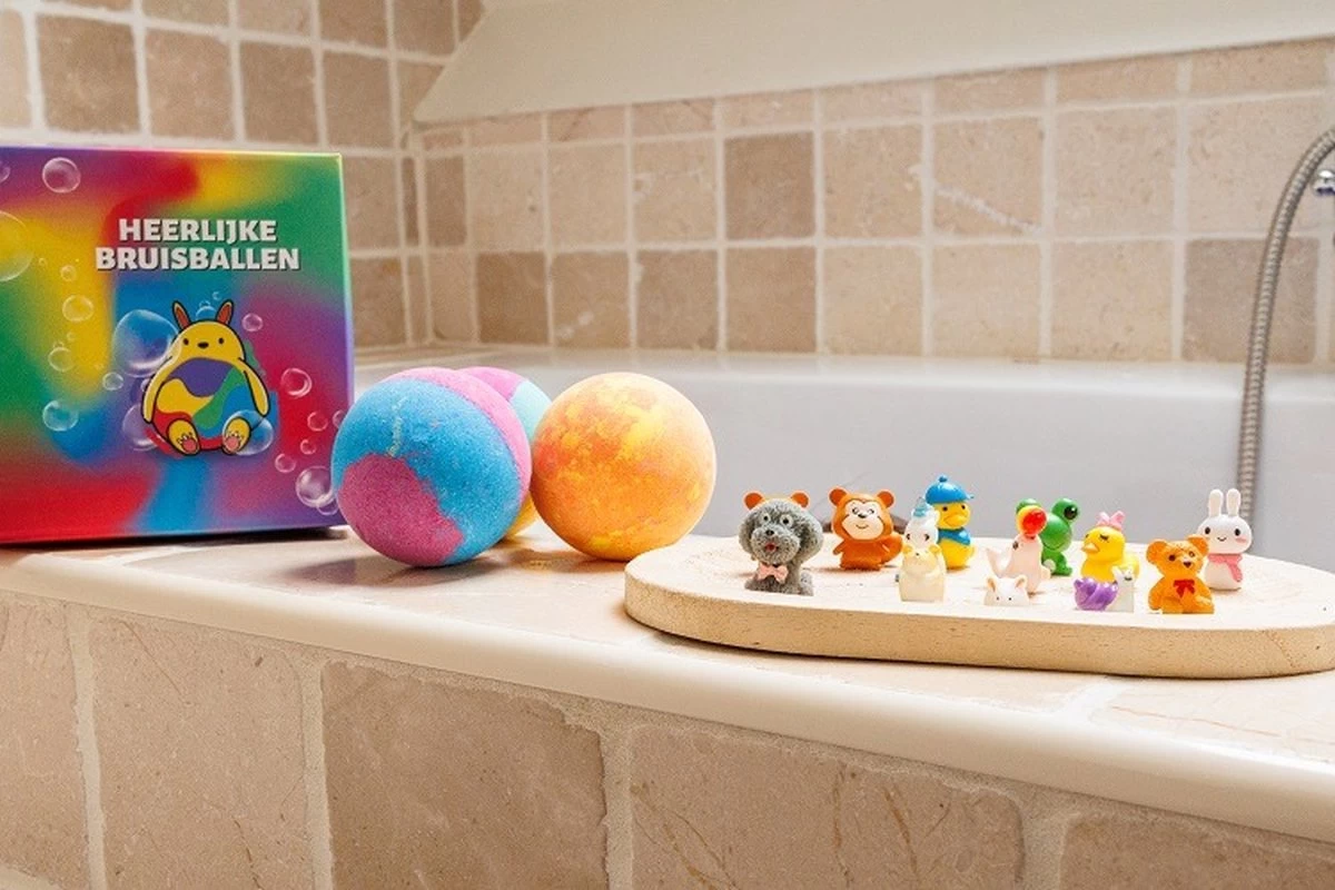 De Kunst Van Zeep - 4 Bruisballen Met Speelgoed In De Bruisbal - Vegan & Biologisch 5 De Kunst Van Zeep - 4 Bruisballen Met Speelgoed In De Bruisbal - Vegan & Biologisch - Afbeelding 5