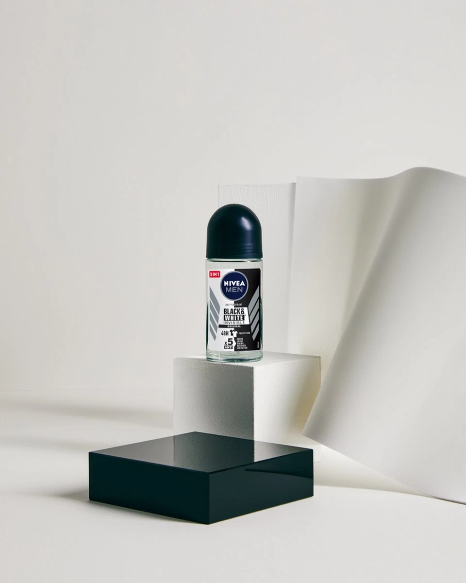 NIVEA MEN Black & White Invisible Original - 6 X 50 Ml - Voordeelverpakking - Deodorant Roller 3 NIVEA MEN Black & White Invisible Original - 6 X 50 Ml - Voordeelverpakking - Deodorant Roller - Afbeelding 3